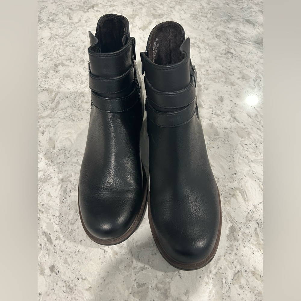 BOC. Black Leather Ankle Boots. EUC. Size 9.